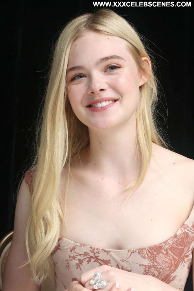 Elle Fanning Beverly Hills Posing Hot Paparazzi Beautiful Babe Movie